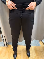 Mjuka byxor med svarta strass revärer