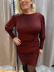 Röd glittrig draperad klänning