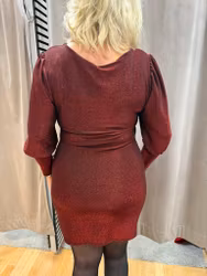 Röd glittrig draperad klänning