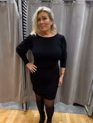 Svart glittrig draperad klänning