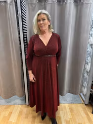 Vinröd glittrig omlott klänning