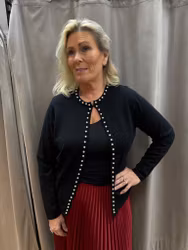 Svart kofta med pärlor