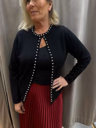 Svart kofta med pärlor