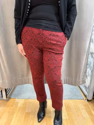 Röda barockmönstrade byxor