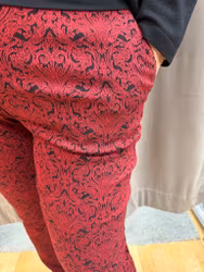 Röda barockmönstrade byxor