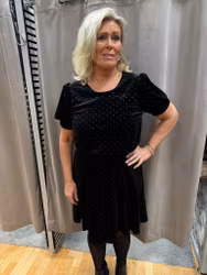 Svart sammetsklänning med strass