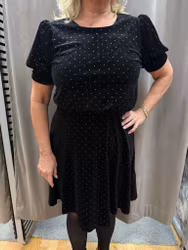 Svart sammetsklänning med strass