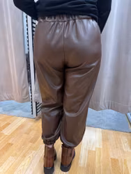 Bruna byxor i fuskskinn