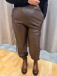 Bruna byxor i fuskskinn