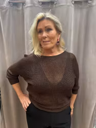 Glittrig brun stickad tröja med rosett