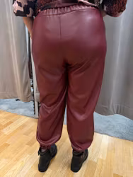 Vinröda byxor i fuskskinn