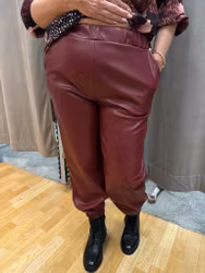 Vinröda byxor i fuskskinn