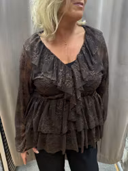 Brun blus med spets och volanger