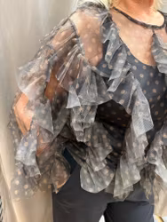 Prickig brun volangblus i mesh