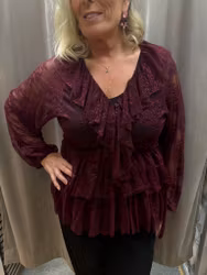 Bordeaux blus med spets och volanger