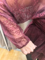 Bordeaux blus med spets och volanger