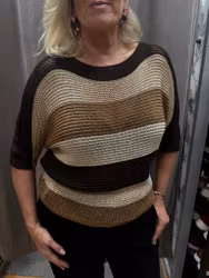 Randig stickad tröja i bruna toner