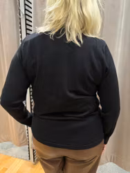 Stickad svart polotröja