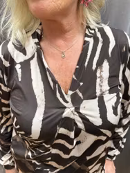 Zebramönstrad blus i brunt och beige