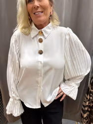 Vit blus med plisserade ärmar
