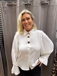 Vit blus med plisserade ärmar