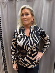 Zebramönstrad blus i svart och beige