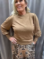 Kamelbrun finstickad tröja