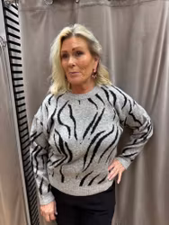 Grå zebramönstrad stickad tröja