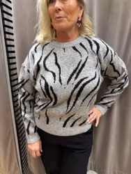 Grå zebramönstrad stickad tröja