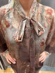 Blommig brun knytblus i chiffong