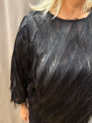 Svart blus med fransar