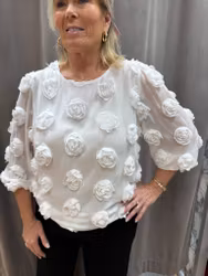 Vit blus med 3D-blommor