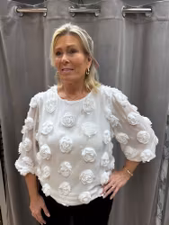 Vit blus med 3D-blommor