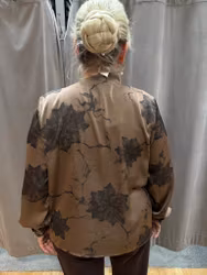 Brun mönstrad satinblus