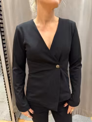 Svart kavajblus med silver knapp