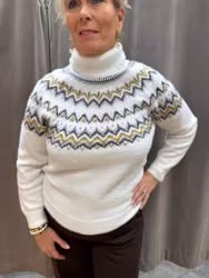 vit mjuk polotröja med mönster