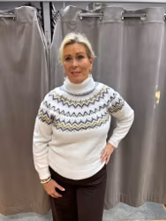 vit mjuk polotröja med mönster