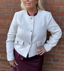 Vit jacka med silverknappar
