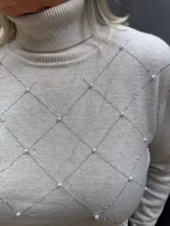 Beige polo med strass och pärlor