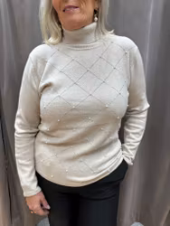 Beige polo med strass och pärlor