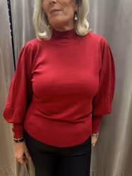 Röd finstickad tröja med puffärm