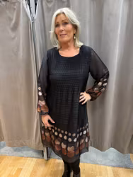 Chiffongklänning med glittriga ränder och prickdetaljer