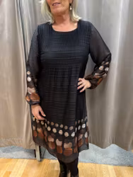 Chiffongklänning med glittriga ränder och prickdetaljer