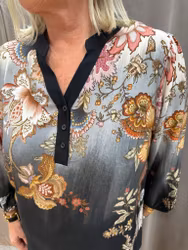 Blus med blommor