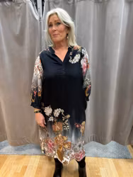 Svart klänning med blommor