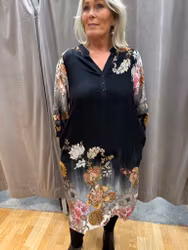 Svart klänning med blommor