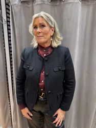 Stilren kort svart jacka med knappar