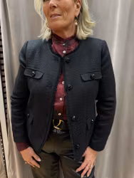 Stilren kort svart jacka med knappar