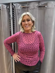 Rosa meshtopp med svarta hjärtan