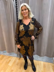 Svart chiffongklänning med guldmönster